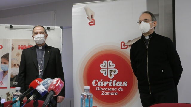 El obispo de Zamora, Fernando Valera y el delegado director de Cáritas de Zamora, Antonio Jesús Martín en la presentación de la Campaña de Navidad y datos sobre personas atendidas por Cáritas Diocesana de Zamora