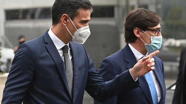 Pedro Sánchez con el exministro de Sanidad, Salvador Illa (d), bajo cuyo mandato se hicieron algunas de las contrataciones a investigar