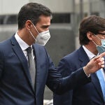 Pedro Sánchez con el exministro de Sanidad, Salvador Illa (d), bajo cuyo mandato se hicieron algunas de las contrataciones a investigar