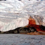 La llamada «Cascada de Sangre», en la Antártida, una fuente de agua cargada de hierro que brota de entre el hielo.