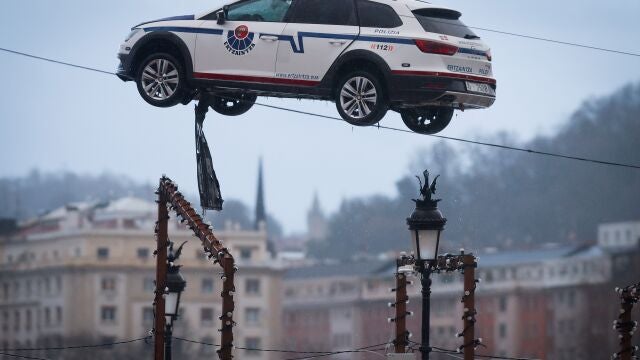 Los equipos de rescate de la Ertzaintza han recuperado el cadáver del agente de la Ertzaintza que cayó al río Urumea, en San Sebastián, con su vehículo policial y cuyo cuerpo se encontraba en el interior del coche. El otro agente implicado en el accidente, que logró salir del vehículo por sus medios y fue rescatado por otros agentes de la Ertzaintza y los bomberos de San Sebastián, se encuentra ingresado en un centro sanitario con síntomas de hipotermia. EFE/Javier Etxezarreta