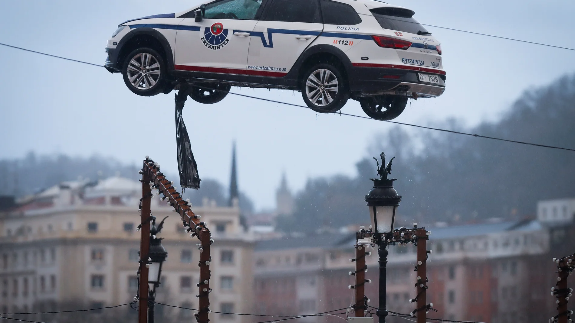 Los equipos de rescate de la Ertzaintza han recuperado el cadáver del agente de la Ertzaintza que cayó al río Urumea, en San Sebastián, con su vehículo policial y cuyo cuerpo se encontraba en el interior del coche. El otro agente implicado en el accidente, que logró salir del vehículo por sus medios y fue rescatado por otros agentes de la Ertzaintza y los bomberos de San Sebastián, se encuentra ingresado en un centro sanitario con síntomas de hipotermia. EFE/Javier Etxezarreta