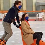 José Luis Martínez-Almeida empuja a Andrea Levi montada en un trineo sobre una pista de hielo.