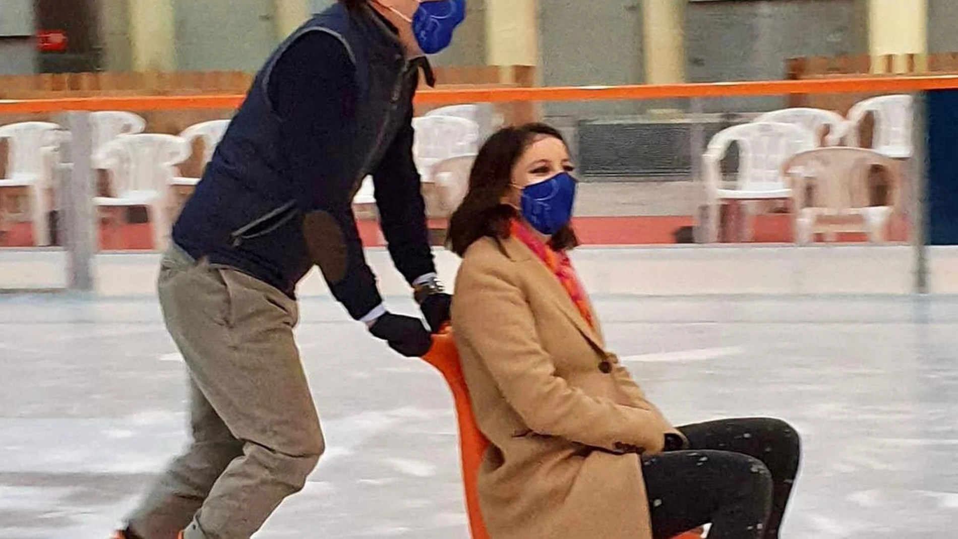 José Luis Martínez-Almeida empuja a Andrea Levi montada en un trineo sobre una pista de hielo.