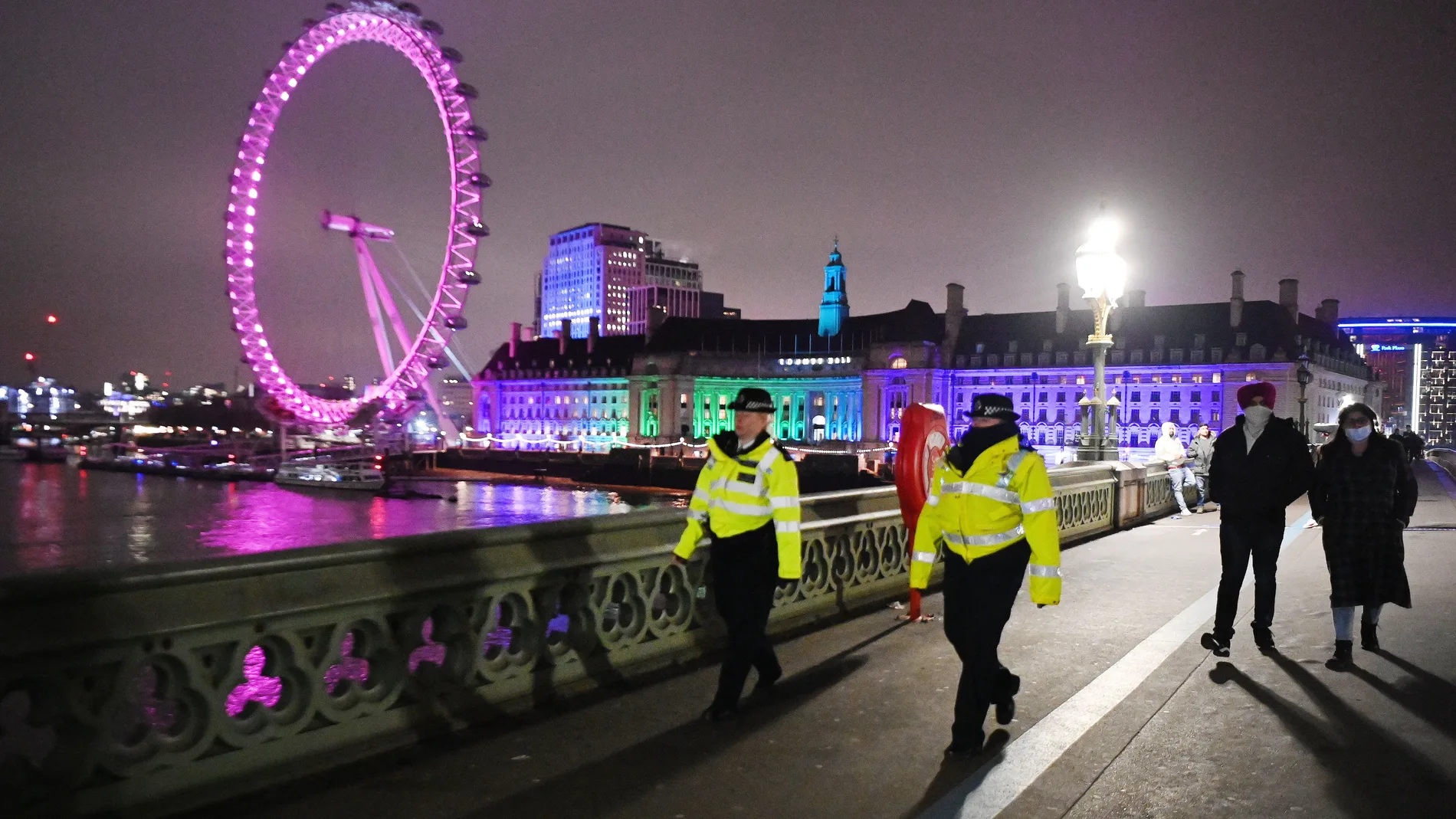 Agentes en Londres pasean junto a Westminster