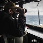 Un soldado americano observa desde el destructor John McCain en el Estrecho de Taiwán