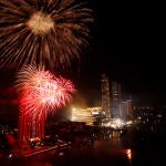 Bangkok (Thailand), 31/12/2020.- Fireworks illuminate the sky over Chao Phraya river after midnight during a New Year celebrations in Bangkok, Thailand, 01 January 2021. Thailand celebrates the 2021 New Year by a new-normal celebration with 25,000 eco-friendly fireworks made in Japan from Thai sticky rice. The new-normal celebrations is banned for public which will be broadcasted live via televise and social media under the strict health measures amid the fear of a new wave of COVID-19 coronavirus pandemic. (Incendio, Japón, Tailandia) EFE/EPA/RUNGROJ YONGRIT