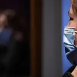 Una mujer se ajusta una mascarilla en Santander, Cantabria,