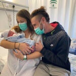 Chiara Luna junto a sus padres, poco después de nacer en Nochevieja
