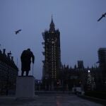 Estatua del primer ministro Winston Churchill con la torre del Big Ben el pasado 1 de enero, el primer día de la salida a todos los efectos de Reino Unido de la Unión Europea, el mercado único y la unión aduanera