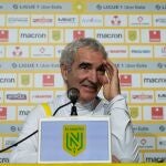 Raymond Domenech, entrenador del Nantes, en una conferencia de prensa.
