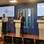 Rueda de prensa del comisario de los Mossos, David Boneta; el conseller de Interior de la Generalitat, Miquel Sàmper, y la subdirectora de Proteción Civil, Imma Solé. GOVERN