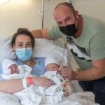 Los padres de dos gemelos, Hugo y Valeria, nacidos a las 02.52 horas de este viernes primer día del año, en el Hospital Virgen de la Arrixaca de Murcia, Azahara e Isidro. El padre de las criaturas, Isidro Rodríguez Vera, ha explicado a EFE que el parto natural múltiple ha sido "muy largo", de casi 12 horas, pero ha añadido que la madre y los dos bebés presentan un buen estado de salud y desde las 5.30 horas se encuentran en una de las habitaciones del hospital Materno-Infantil. EFE/Marcial Guillén