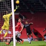 David de Gea hace una parada en el partido contra el Aston Villa