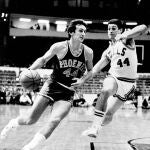 Paul Westphal, de Phoenix Suns, trata de anotar ante Tom Kropp