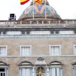 Vista de la fachada del Palau de la Generalitat de donde cuelga una pancarta en referencia a los políticos presos. EFE/Marta Pérez