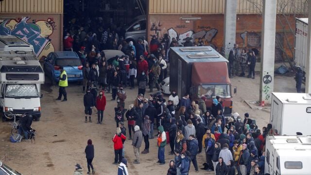 La policía regional de Cataluña (noreste de España) desaloja este sábado una macrofiesta ilegal en una nave industrial abandonada de Llinars del Vallès en la provincia de Barcelona. La fiesta comenzó la noche de fin de año y congregaba a más de 200 personas de varios países europeos violando las restricciones impuestas por la pandemia de coronavirus. EFE/ Alejandro García