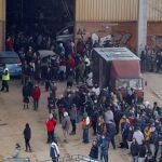 La policía regional de Cataluña (noreste de España) desaloja este sábado una macrofiesta ilegal en una nave industrial abandonada de Llinars del Vallès en la provincia de Barcelona. La fiesta comenzó la noche de fin de año y congregaba a más de 200 personas de varios países europeos violando las restricciones impuestas por la pandemia de coronavirus. EFE/ Alejandro García