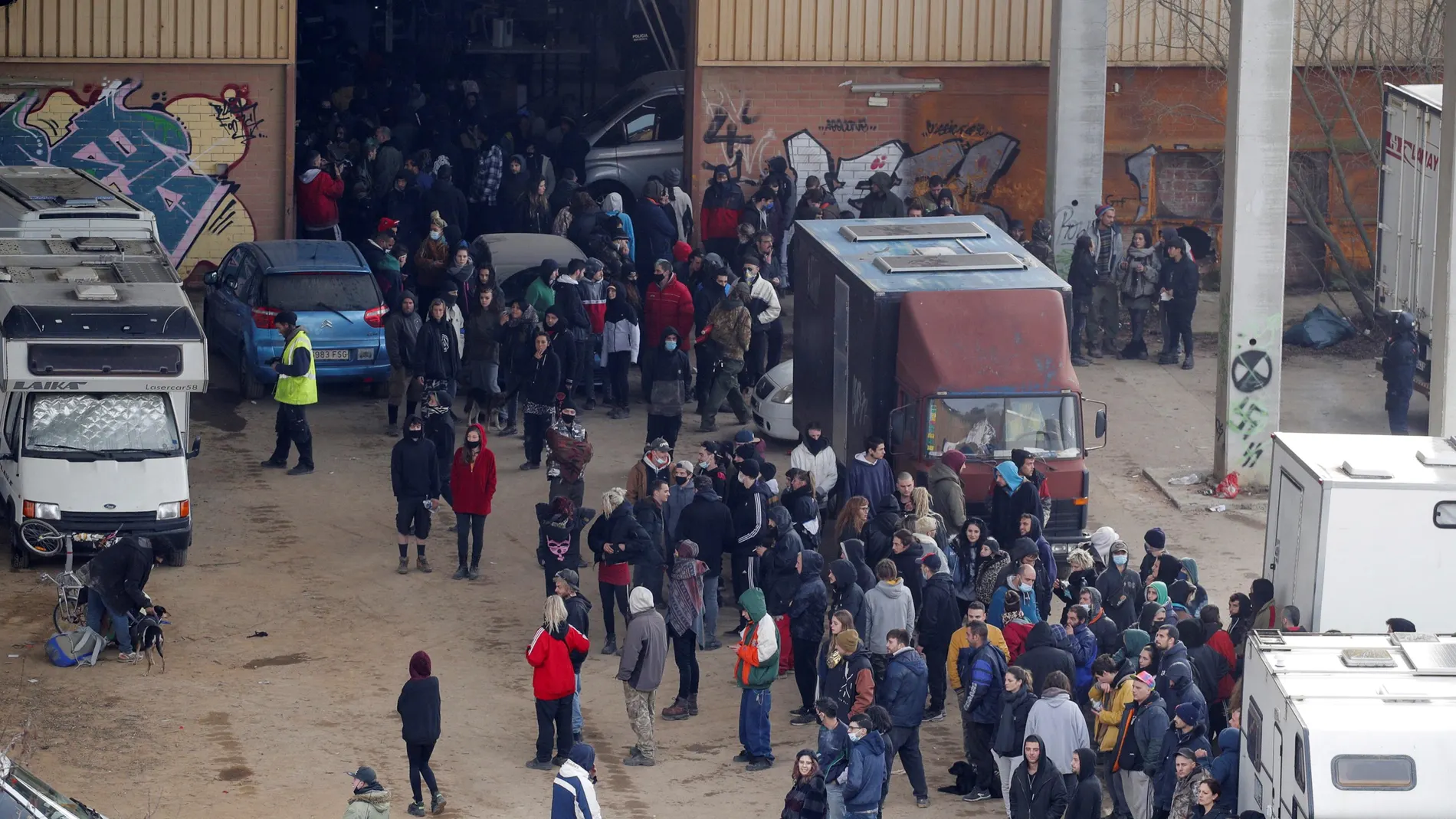 La policía regional de Cataluña (noreste de España) desaloja este sábado una macrofiesta ilegal en una nave industrial abandonada de Llinars del Vallès en la provincia de Barcelona. La fiesta comenzó la noche de fin de año y congregaba a más de 200 personas de varios países europeos violando las restricciones impuestas por la pandemia de coronavirus. EFE/ Alejandro García