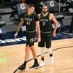 Juancho Hernangómez y Ricky Rubio, durante un partido con Minnesota.