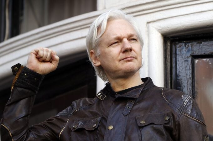 Julian Assange, durante su estancia en la embajada de Ecuador, en 2017