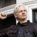 Julian Assange, durante su estancia en la embajada de Ecuador, en 2017