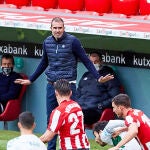 Gaizka Garitano, en el banquillo de San Mamés en el que ha resultado ser su último partido al frente del Athletic Club, ante el Elche
