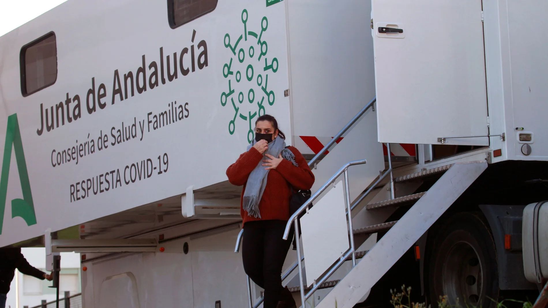 Una mujer sale tras acudir al cribado que se ha realizado Algeciras (Cádiz) donde el Gobierno andaluz ha decretado el cierre perimetral de los ocho municipios integrados en las dos áreas sanitarias del Campo de Gibraltar tras presentar la mayor tasa de incidencia por 100.000 habitantes a 14 días en la región, con 316 casos, y la proliferación de la cepa británica de la covid-19 en Gibraltar.