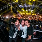 Dj Nano, en su habitual fiesta navideña Oro Viejo, fotografiado en su cabina entre el actor Maxi Iglesias y el «socialité» Diego Osorio