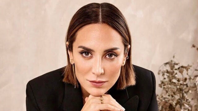 Tamara Falcó con traje negro y zapatillas.