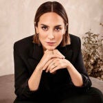 Tamara Falcó con traje negro y zapatillas.