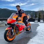 Pol Espargaró ha recibido en su casa la moto de su nuevo equipo: el Repsol Honda