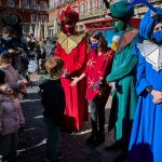 La delegada del área de Cultura, Turismo y Deporte del Ayuntamiento de Madrid, Andrea Levy junto a los tres Pajes Reales en la Plaza Mayor este domingo donde ha explicado cómo será la llegada de los Reyes Magos este año a Madrid tras suspender la cabalgata por la pandemia