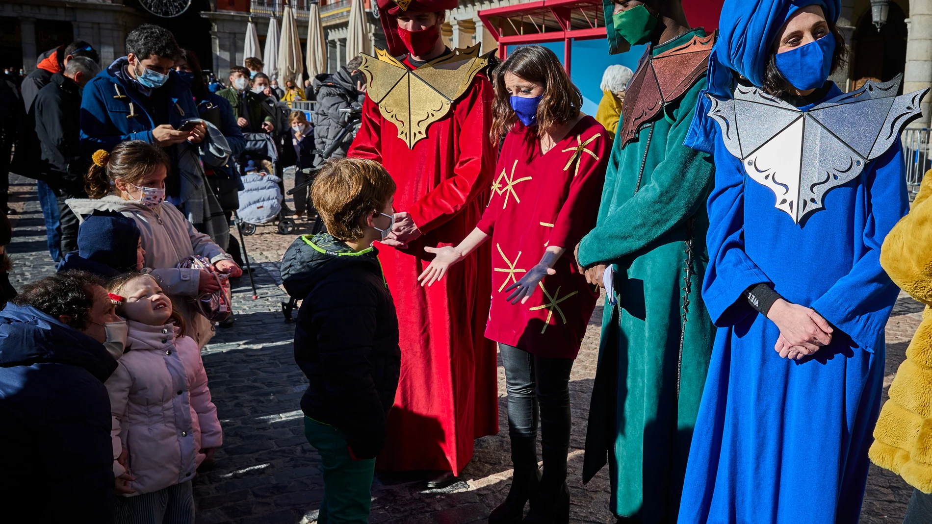 La delegada del área de Cultura, Turismo y Deporte del Ayuntamiento de Madrid, Andrea Levy junto a los tres Pajes Reales en la Plaza Mayor este domingo donde ha explicado cómo será la llegada de los Reyes Magos este año a Madrid tras suspender la cabalgata por la pandemia