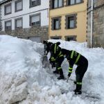 Efectivos de la UME realizan trabajos de limpieza