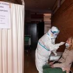Una enfermera del centro de salud de Santomera (Murcia) realiza una PCR a una a mujer