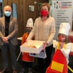 La presidenta de Cruz Roja en Valladolid, Rosa Urbón, recibe los roscones solidarios de Víctor Caramanzana elaborados por la Escuela Internacional de Cocina