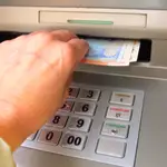 Imagen de recurso de una persona sacando dinero de un cajero