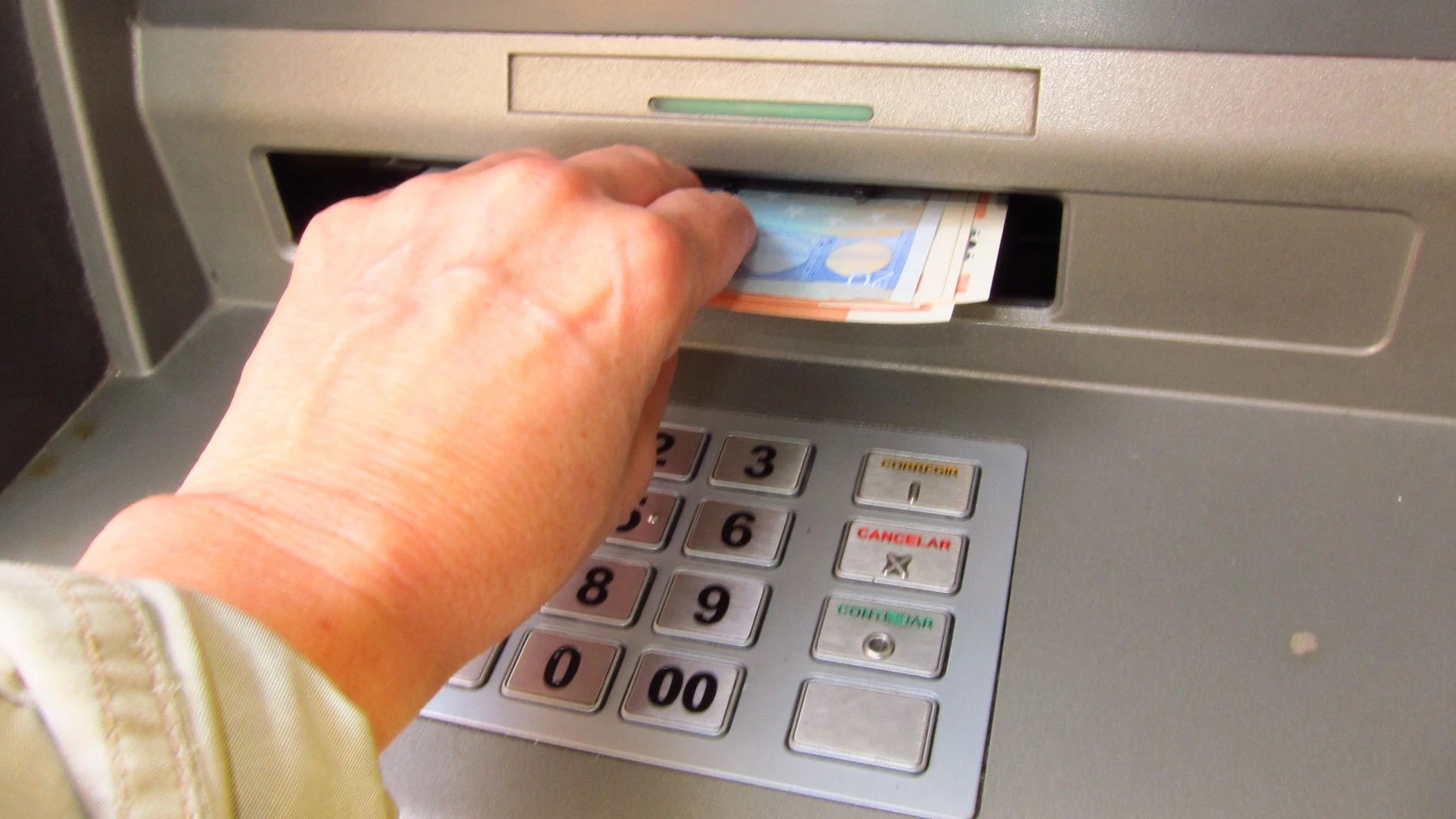 Imagen de recurso de una persona sacando dinero de un cajero