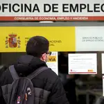 Un hombre mira el cristal de una oficina de empleo del SEPE