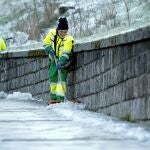 Operarios retiran la nieve y el hielo acumulado en las aceras en una calle de Ávila donde se han registrado temperaturas de 6,5 grados bajo cero durante la madrugada y primeras horas de la mañana. EFE/ Raúl Sanchidrián