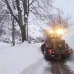 Personal de la UME retiran nieve en zonas montañosas de León