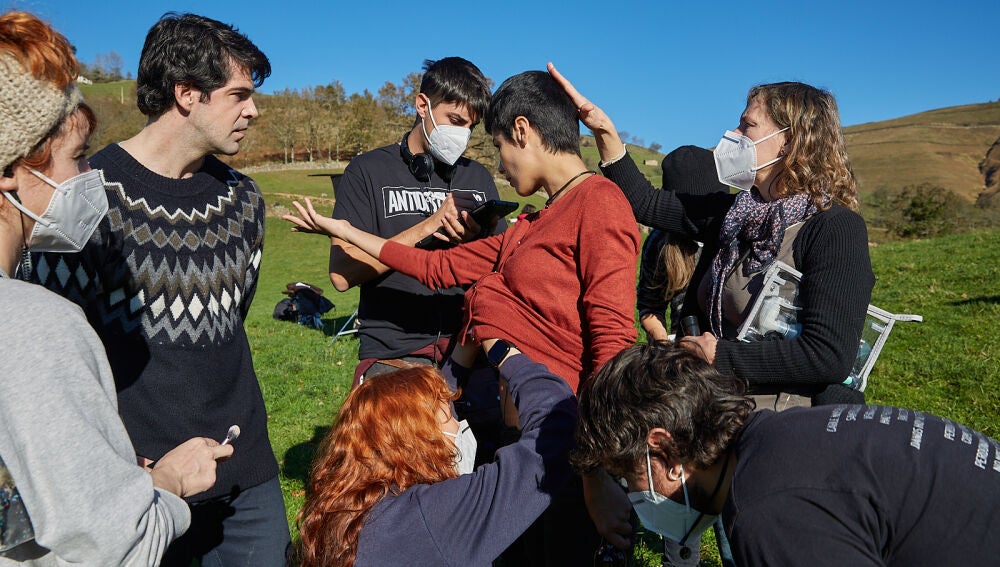 Miguel Ángel Muñoz y Esmeralda Pimentel durante el rodaje de "Dos vacas y una burra" / ATM Producciones