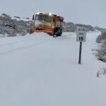 Efectivos de la Diputación de Ávila retiran nieve en Peña Cabarga