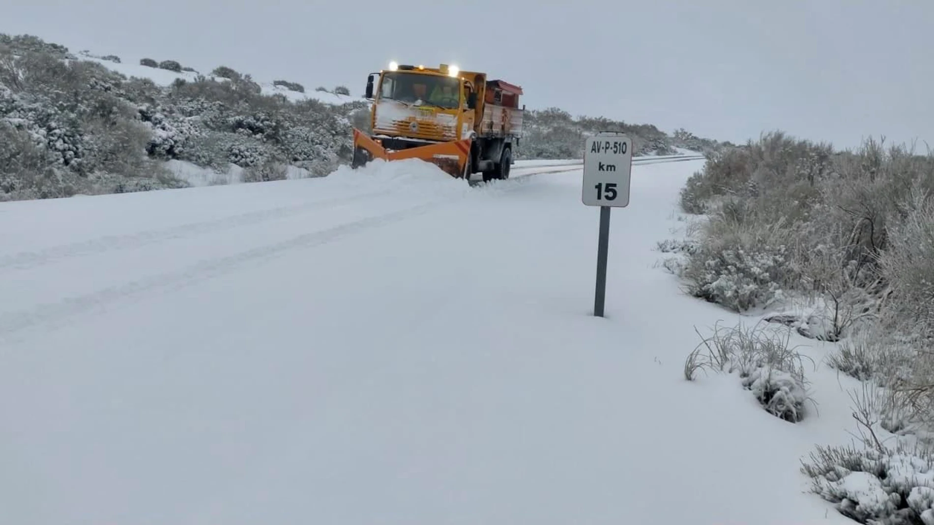 Efectivos de la Diputación de Ávila retiran nieve en Peña Cabarga