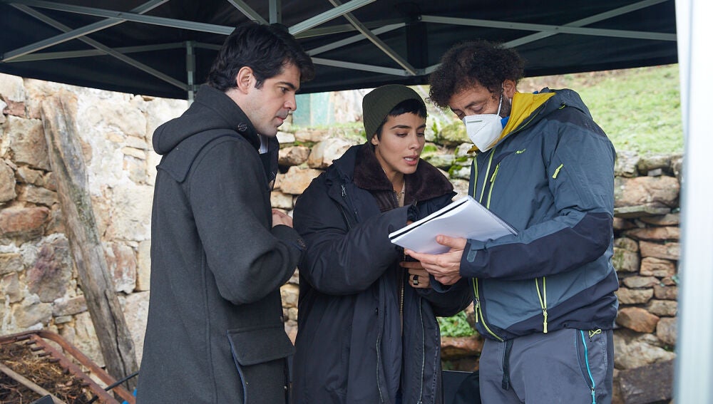 De izquierda a derecha, Miguel Ángel Muñoz, Esmeralda Pimentel y Jesús del Cerro durante el rodaje de "Dos vacas y una burra" / ATM Producciones