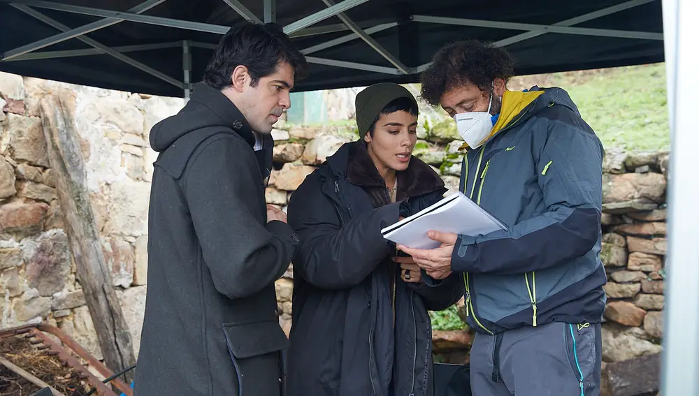 De izquierda a derecha, Miguel Ángel Muñoz, Esmeralda Pimentel y Jesús del Cerro durante el rodaje de "Dos vacas y una burra" / ATM Producciones