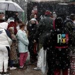 El Banco del Bebé de la Fundación Madrina se desplaza este jueves a la Cañada Real Galiana para repartir alimentos a 40 familias necesitadas. EFE/Mariscal