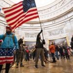 Los partidarios del Presidente de los Estados Unidos Donald J. Trump en la Rotonda del Capitolio después de haber violado la seguridad del Capitolio en Washington (Protestas, Estados Unidos) EFE/EPA/JIM LO SCALZO