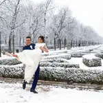 Los recién casados Julio y Yone posan en el parque del Retiro durante una nevada este jueves en Madrid.